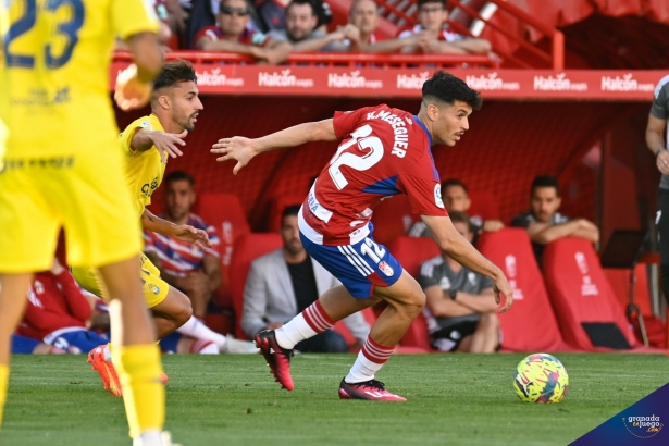 Meseguer conduce el balón ante Las Palmas (BALDOMERO)