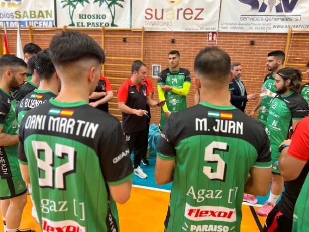 Javier Elvira da instrucciones en un tiempo muerto (FUNDACIÓN BM GRANADA) 
