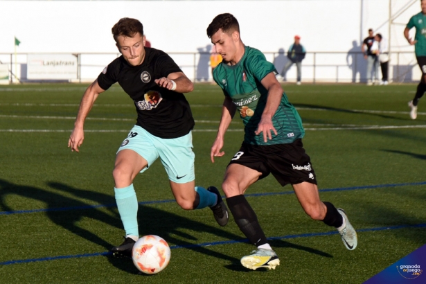 El Huétor Vega confía en el respaldo de sus aficionados para el partido ante el Torreperogil (JOSÉ M. BALDOMERO)