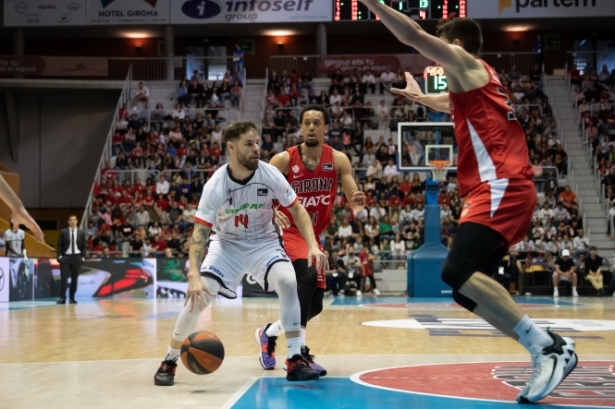 Cristian Díaz penetra en la zona (S. GERONÉS / ACB PHOTOS) 