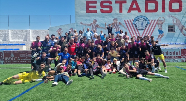 El Arenas celebró la permanencia sobre el césped de San Benito (ARENAS DE ARMILLA) 