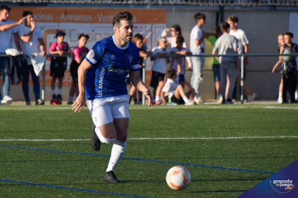 Javi Gallo avanza con el balón (JOSÉ M. BALDOMERO) 