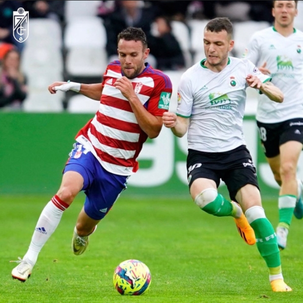 Quini, jugador del Granada CF, en una acción del partido con Peque (GCF)