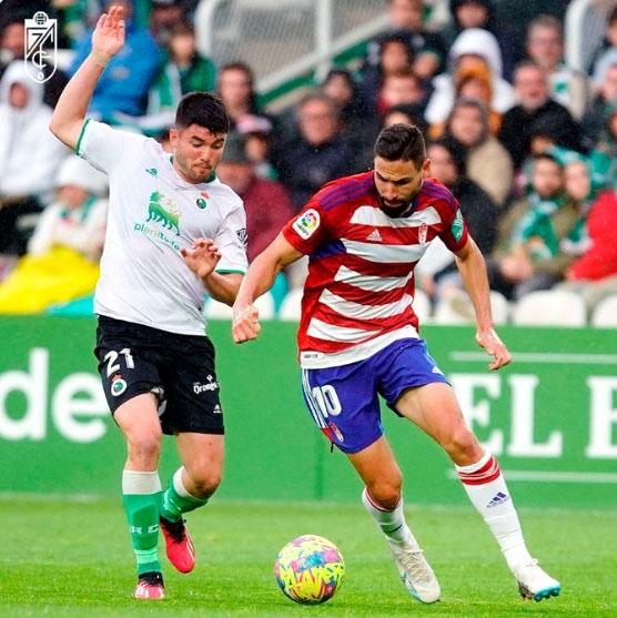 Antonio Puertas en una jugada del partido ante el Racing Club (GRANADA CF) 