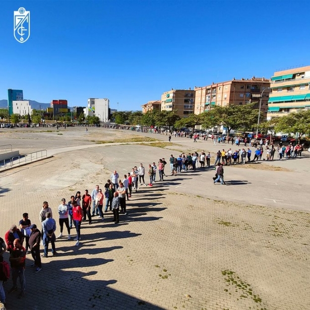 Largas colas en las taquillas de Los Cámenes (@GranadaCF)