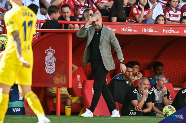 Paco López sigue con atención el partido (BALDOMERO)