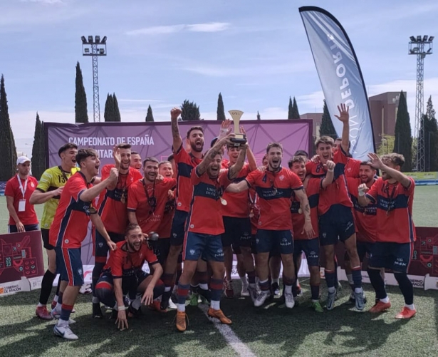 La selección universitaria celebra la victoria con el trofeo de campeona 