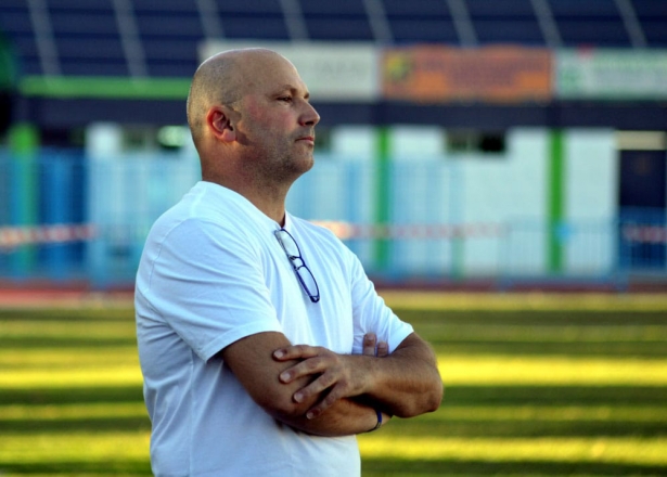 Thierry Pérez, entrenador del CD Huétor Tájar, durante un partido (J. PALMA)