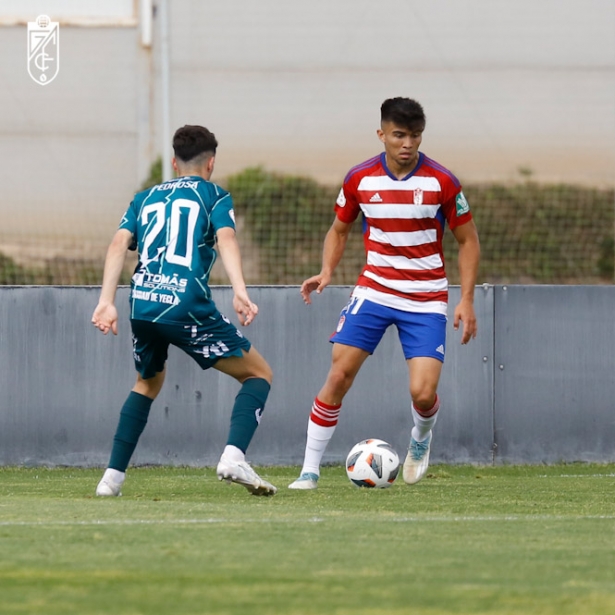 Leo Sepúlveda ante Pedrosa (GRANADA CF)