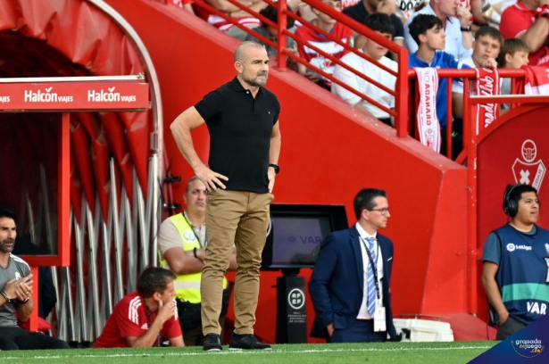Paco López, entrenador del Granada CF, en un momento del encuentro (JOSÉ M. BALDOMERO)