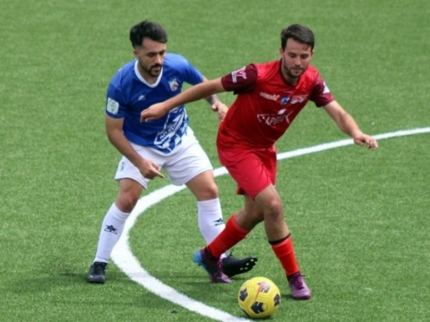 Juanfran controla el balón ante un jugador del Atlético Monachil (PACO CASTILLO) 