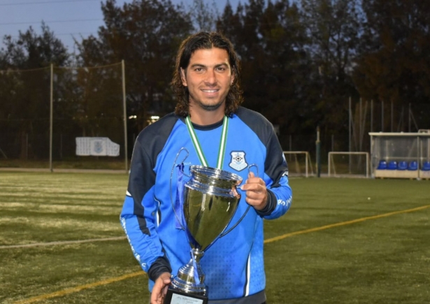 Fran Maldonado, entrenador del Puerto de Motril CF, con la Copa Provincial