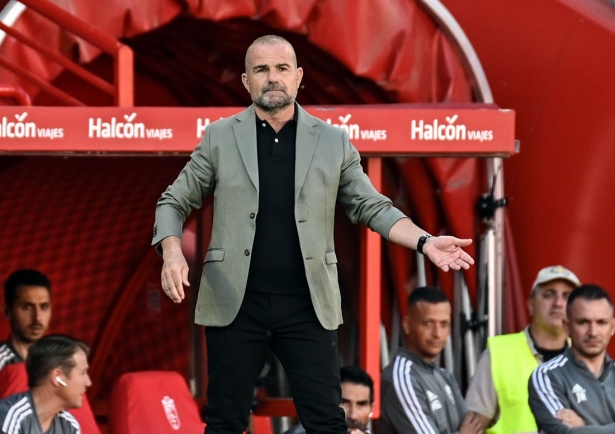 Paco López, entrenador del Granada CF, durante un partido en casa (JOSÉ M. BALDOMERO)