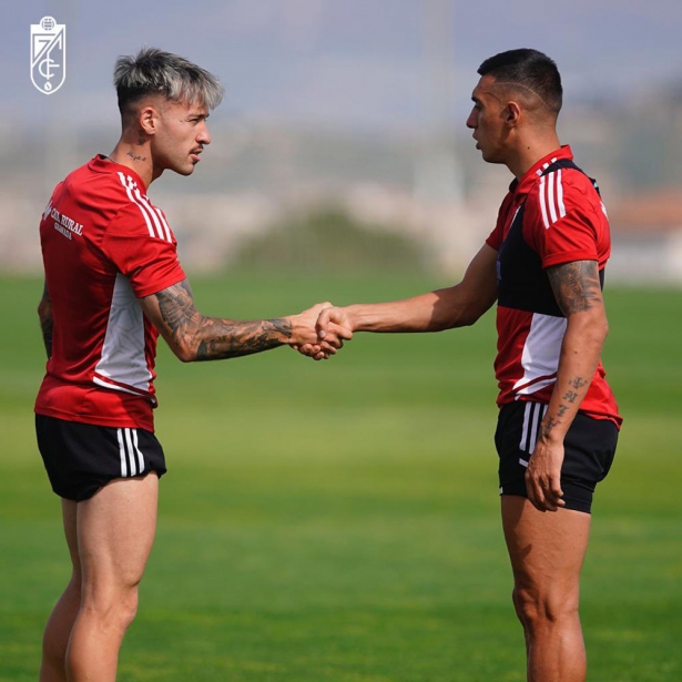 Ricard Sánchez estrecha la mano a Uzuini en el entrenamiento de esta mañana (GCF)