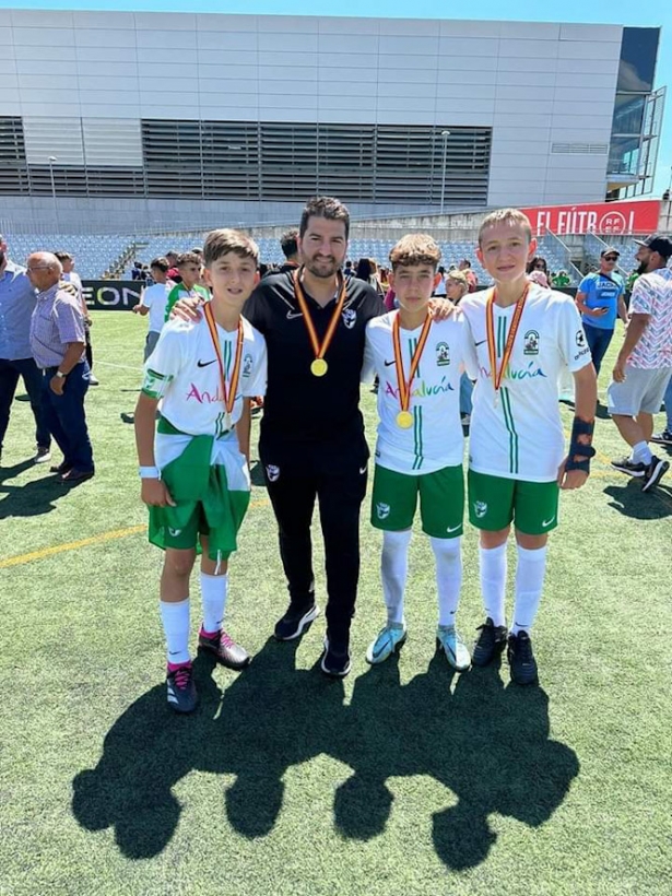José Burgos con tres de los cuatro jugadores granadinos (RFAF GRANADA)
