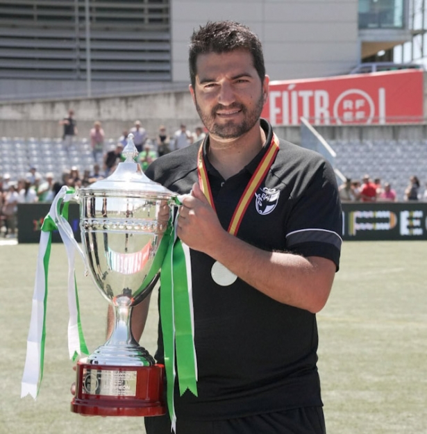 José Burgos con la Copa de campeón (RFAF)