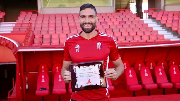 Antonio Puertas con la placa (GRANADA CF)