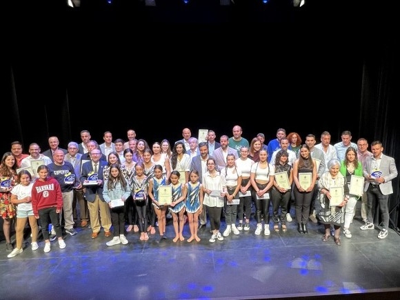 Foto de familia de los premiados en la V Gala del Deporte Lojeño (CARMEN CALMAESTRA) 