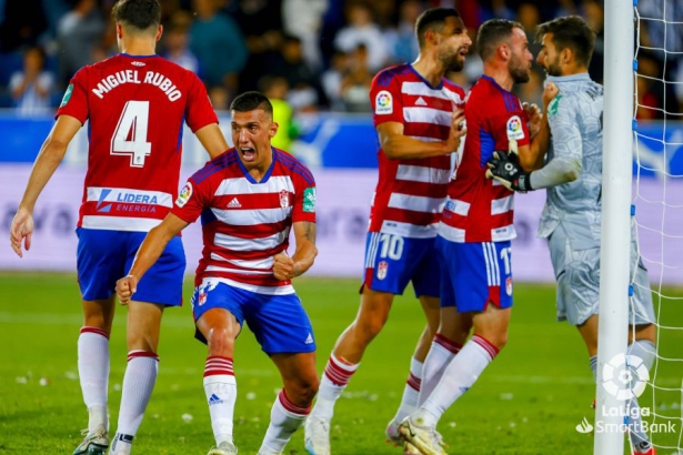 Los jugadores del Granada celebran la parada del penalti de André Ferreira (LALIGA)