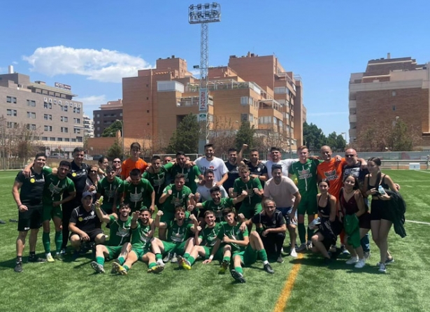 El Atarfe Industrial celebra la permanencia en el césped (ATARFE INDUSTRIAL)