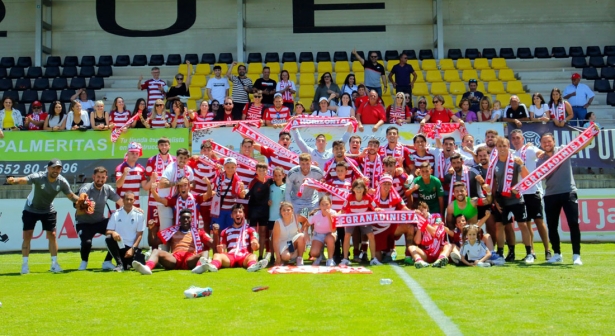 La plantilla del Recreativo de Granada celebra su clasificación para disputar el play off de ascenso (GRANADA CF) 