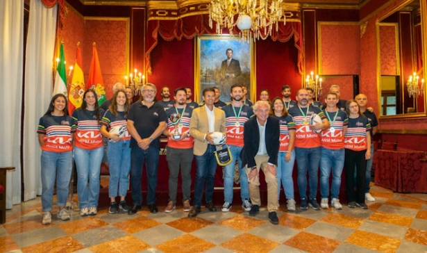 Recibimiento al Club Escoriones (JAVIER ALGARRA/ AYUNTAMIENTO)
