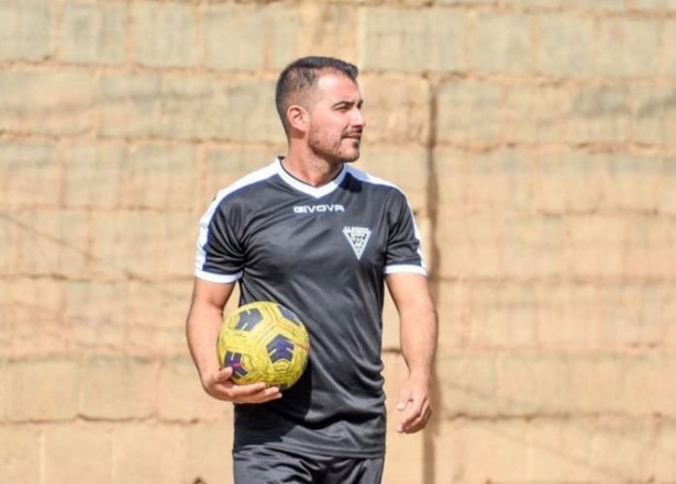 El entrenador del CF Alhendín juvenil, Leo Fernández (MANOLO PÉREZ)