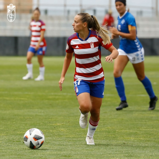 Naima avanza con el balón (GRANADA CF)