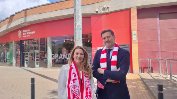 La candidata de Ciudadanos a la Alcaldía de Granada, Concha Insúa, antes de acudir junto a su número dos, Javi Sierra, al partido  del Granada CF frente al CD Lugo (CIUDADANOS)