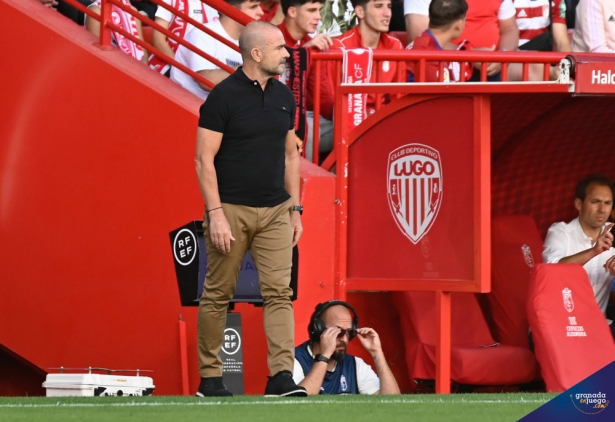 Paco López, entrenador del Granada CF, en un momento del encuentro (JOSÉ M. BALDOMERO)