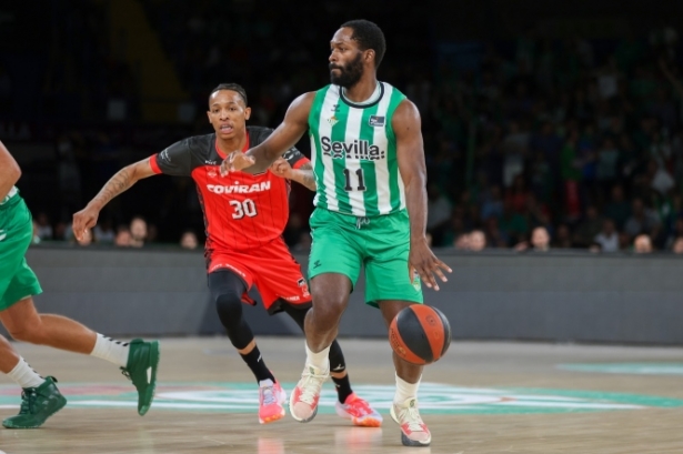 Joe Thomasson, que anotó 28 puntos, defiende a Jeremy Pargo (REAL BETIS BALONCESTO) 