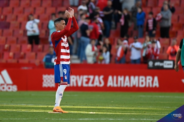Callejón saluda a la afición tras la victoria (BALDOMERO) 