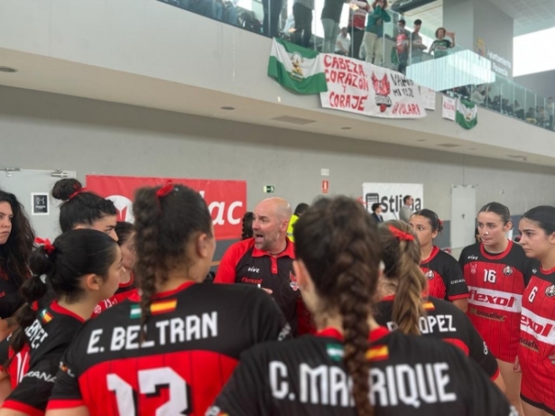 Pablo Perea da instrucciones en un tiempo muerto (FUNDACIÓN BM GRANADA) 