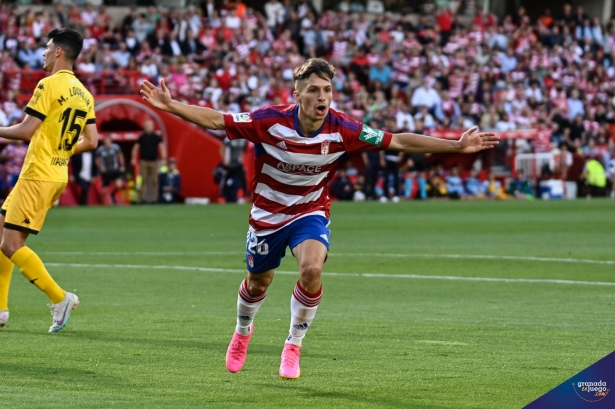 Bryan Zaragoza celebra su tanto (BALDOMERO)