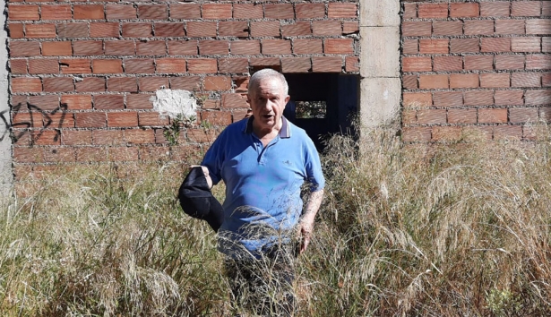 Carlos Marsá en las deterioradas instalaciones de la Ciudad Deportiva Granada 92 (J. PALMA)