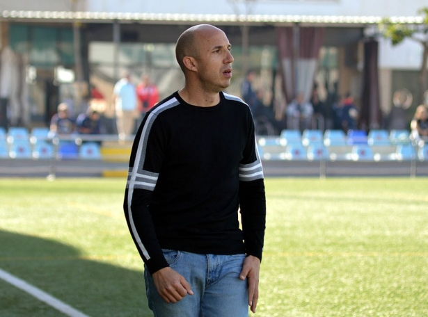 El técnico del Vandalia de Peligros, Óscar Gómez, durante un partido (J. PALMA)