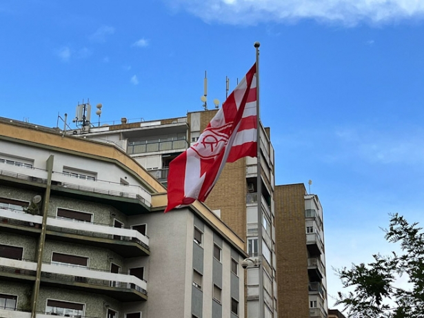Bandera del Granada CF en la capital (JOSÉ VELASCO)