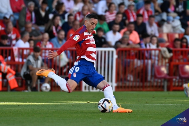 Callejón golpea el balón ante el Lugo (BALDOMERO) 