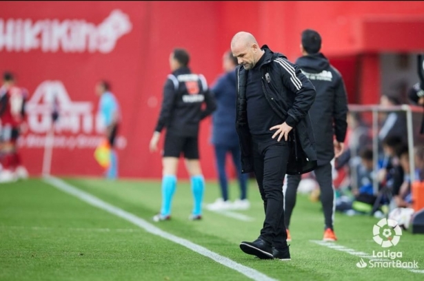 Paco López, pensativo durante el encuentro (LOF)