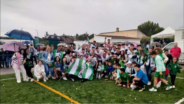 El Villanueva de Mesía CF celebra el ascenso (VILLANUEVA DE MESÍA CF) 