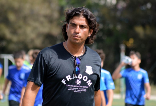Fran Maldonado, entrenador del Puerto de Motril CF, con la Copa Provincial