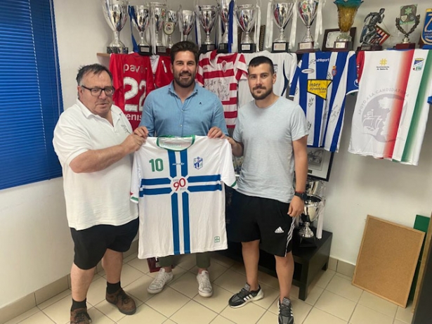 Luis Torres, en el centro, en su presentación como entrenador del CD Santa Fe