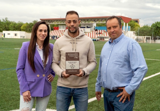 Jennifer Curto, de Supermercados Santa Rita, y Francisco Hernández, de Supernandez, entregan el galardón a Dani Benítez (JUAN HERNÁNDEZ)