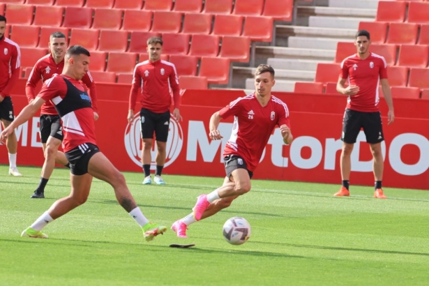 Uzuni y Bryan durante un instante del entrenamiento (JOSÉ ANDRÉS FERNÁNDEZ) 