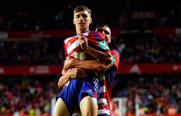 Bryan Zaragoza, aupado por Puertas, en la celebración del segundo tanto (GRANADA CF)