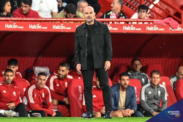 Paco López, entrenador del Granada CF, durante el partido (JOSÉ M. BALDOMERO)