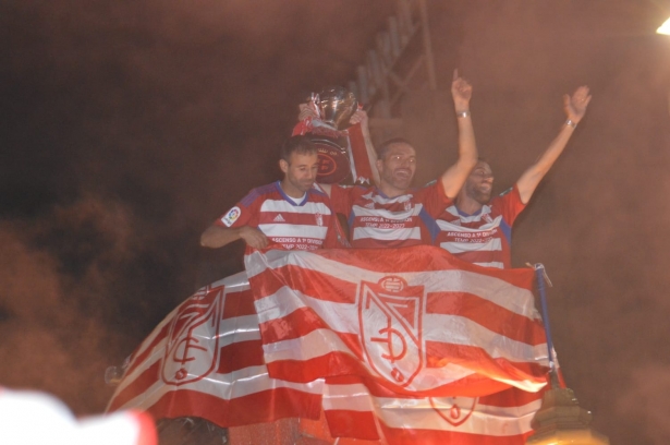 Los capitanes celebrando el ascenso 