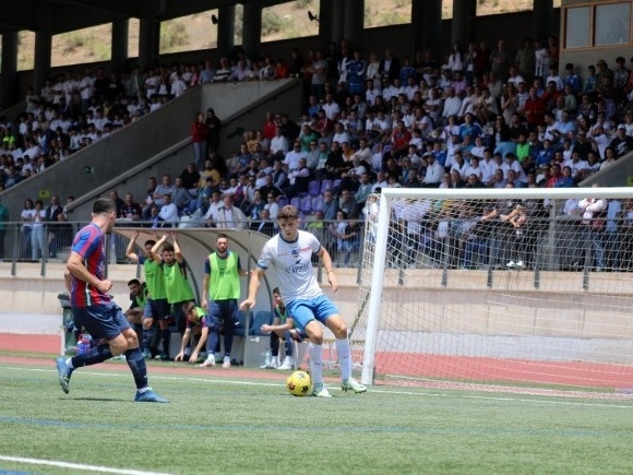 Jay Clarke controla el balón en el partido de esta mañana con lleno en la grada (MIGUEL JÁIMEZ)