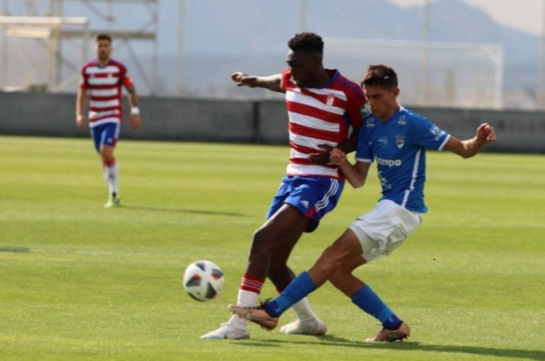 Samu protege el balón ante un jugador del Utebo (JOSÉ ANDRÉS FERNÁNDEZ (