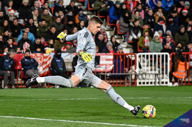 Raúl Fernández se dispone a sacar de puerta (BALDOMERO) 